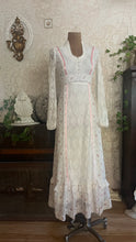 Load image into Gallery viewer, Pretty 1970’s Vintage Rose Print and Lace Dress