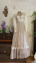 Load image into Gallery viewer, 1970’s Vintage Ivory Floral and Lace Queen Anne Collar Gunne Sax Dress
