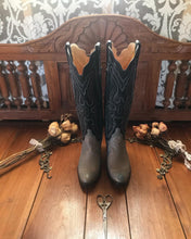 Load image into Gallery viewer, Beautiful 1970’s 1980’s Vintage Stormy Gray Leather Thunderbird Western Boots