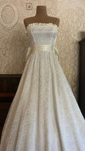 Load image into Gallery viewer, Stunning 1980’s vintage white lace Gunne Sax straplesss dress