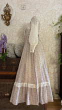 Load image into Gallery viewer, 1970’s Vintage Ivory Floral and Lace Queen Anne Collar Gunne Sax Dress