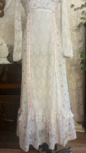 Load image into Gallery viewer, Pretty 1970’s Vintage Rose Print and Lace Dress