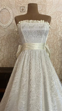 Load image into Gallery viewer, Stunning 1980’s vintage white lace Gunne Sax straplesss dress