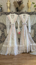 Load image into Gallery viewer, Pretty 1970’s Vintage Rose Print and Lace Dress