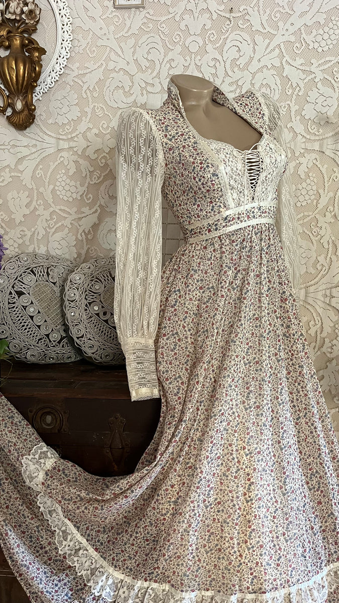 gunne sax dress 1970s 1970's Vintage Ivory Floral and Lace Queen Anne Collar – Strange Vintage Size:14 Forever 21 | Dresses Party Capsule satin and lace trim