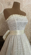 Load image into Gallery viewer, Stunning 1980’s vintage white lace Gunne Sax straplesss dress