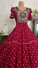 Load image into Gallery viewer, The Star Incredible Vintage Embroidered Full Sweep Dress