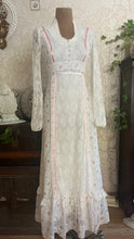 Load image into Gallery viewer, Pretty 1970’s Vintage Rose Print and Lace Dress