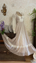 Load image into Gallery viewer, 1970’s Vintage Ivory Floral and Lace Queen Anne Collar Gunne Sax Dress