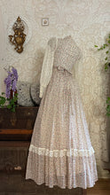 Load image into Gallery viewer, 1970’s Vintage Ivory Floral and Lace Queen Anne Collar Gunne Sax Dress