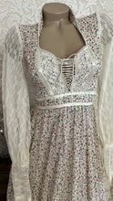 Load image into Gallery viewer, 1970’s Vintage Ivory Floral and Lace Queen Anne Collar Gunne Sax Dress
