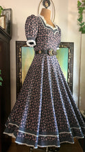 Load image into Gallery viewer, 1970’s Vintage Elderberry Rose Print Calico Gunne Sax