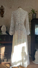 Load image into Gallery viewer, Beautiful 1970’s Vintage Rose Print and Lace Dress