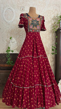 Load image into Gallery viewer, The Star Incredible Vintage Embroidered Full Sweep Dress