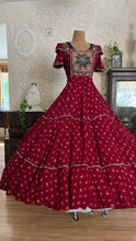 Load image into Gallery viewer, The Star Incredible Vintage Embroidered Full Sweep Dress