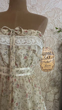 Load image into Gallery viewer, Deadstock 1970’s Vintage Floral Print Strapless Gunne Sax Dress