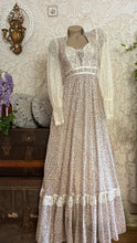 Load image into Gallery viewer, 1970’s Vintage Ivory Floral and Lace Queen Anne Collar Gunne Sax Dress