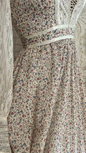 Load image into Gallery viewer, 1970’s Vintage Ivory Floral and Lace Queen Anne Collar Gunne Sax Dress