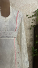 Load image into Gallery viewer, Pretty 1970’s Vintage Rose Print and Lace Dress