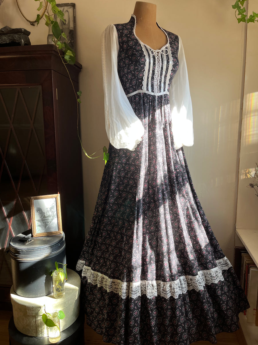 1970’s Vintage Black Calico Gunne Sax Maxi Dress – Strange Vintage