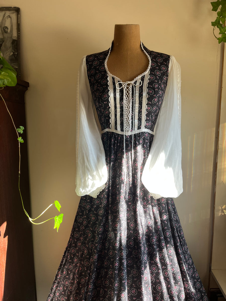 1970’s Vintage Black Calico Gunne Sax Maxi Dress – Strange Vintage