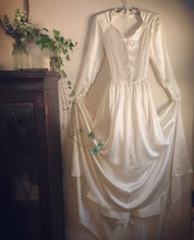 Load image into Gallery viewer, Beautiful antique white silk bridal gown