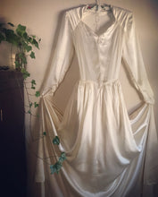 Load image into Gallery viewer, Beautiful antique white silk bridal gown