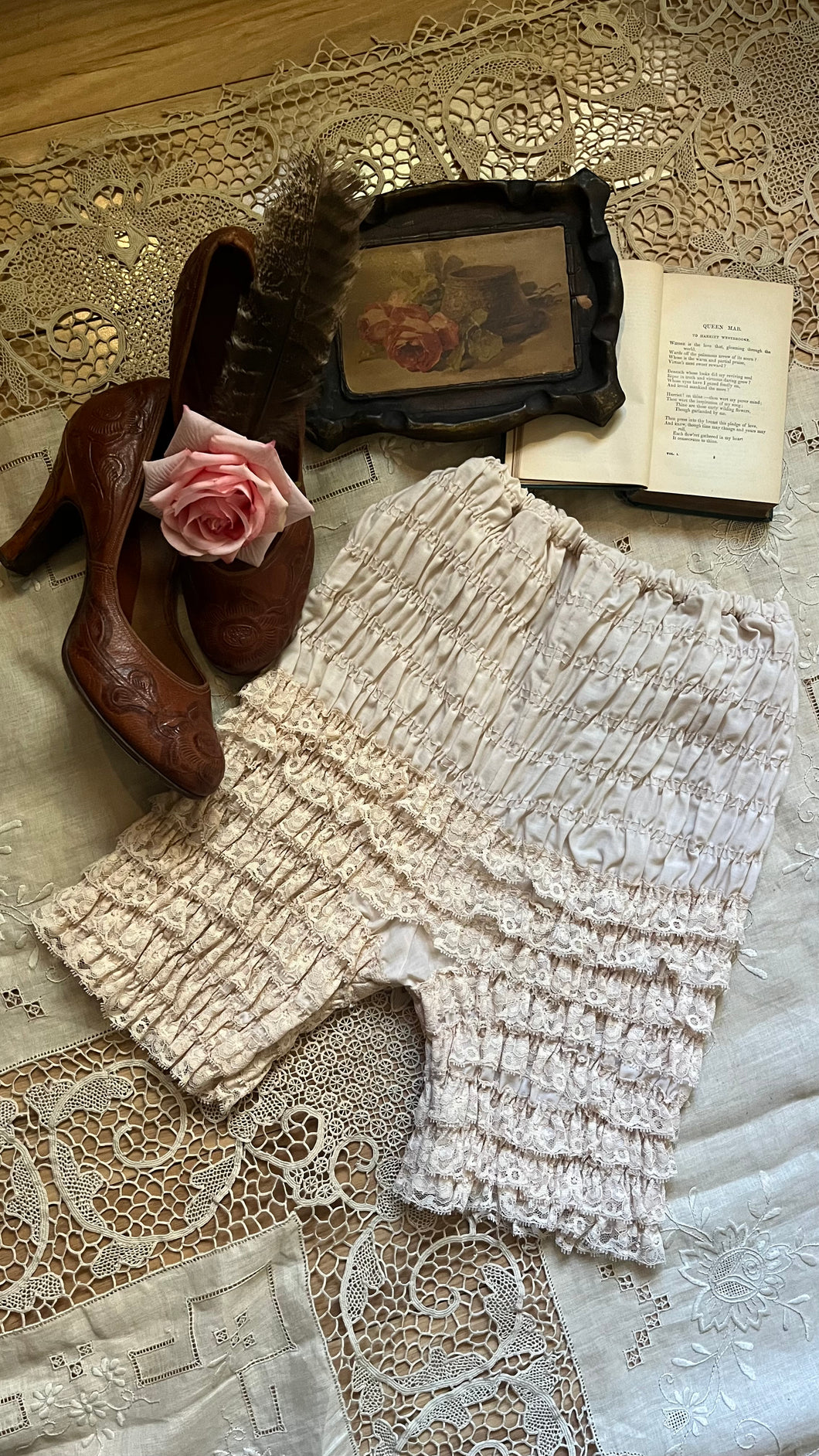Darling 1970’s vintage ivory lace ruffle long leg bloomer panties pettipants