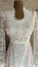 Load image into Gallery viewer, Beautiful 1970’s Vintage Rose Print and Lace Dress
