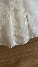 Load image into Gallery viewer, Stunning 1980’s vintage white lace Gunne Sax straplesss dress
