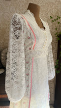 Load image into Gallery viewer, Beautiful 1970’s Vintage Rose Print and Lace Dress
