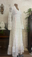 Load image into Gallery viewer, Pretty 1970’s Vintage Rose Print and Lace Dress
