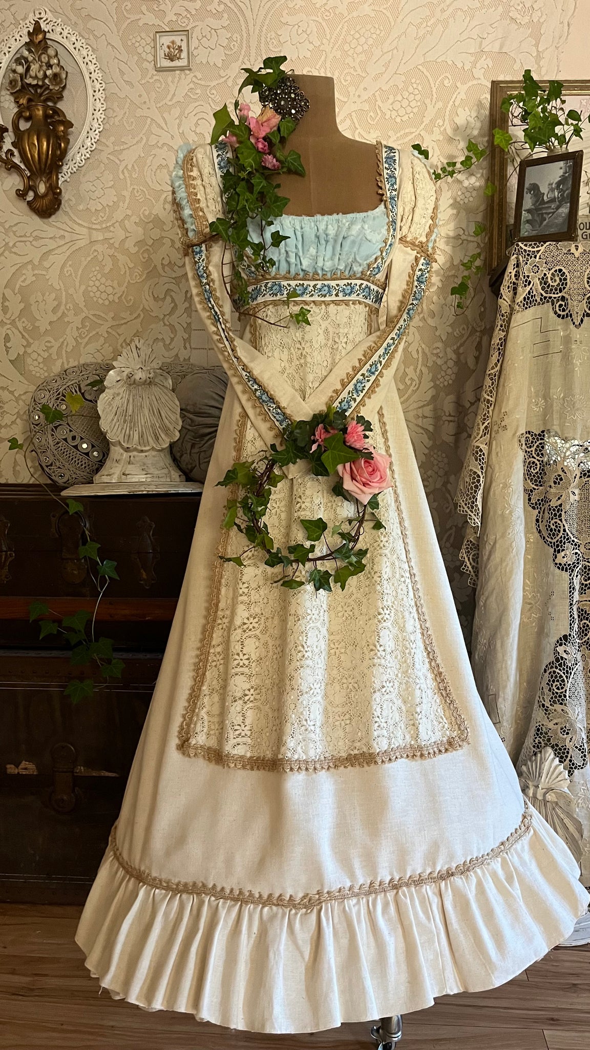 Beautiful Medieval 1960's vintage black label Gunne Sax Dress – Strange Vintage Beautiful Medieval 1960's vintage black label Gunne Sax Dress – Strange Vintage