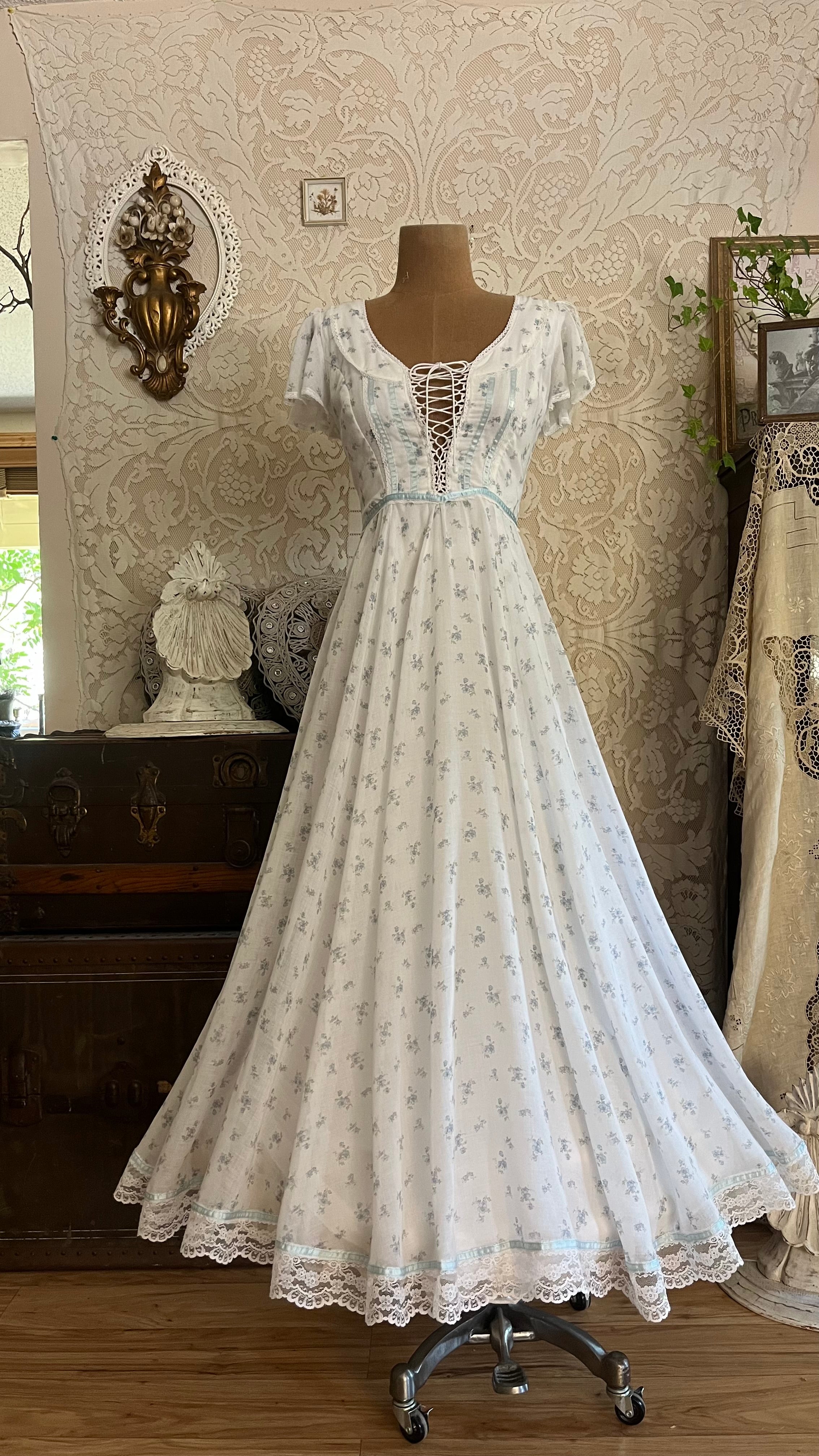 gunne sax blue floral dress 1970’s vintage print maxi Size:8 US Men (7 AU/UK) Celine Behold this amazing Black and rainbow wedding