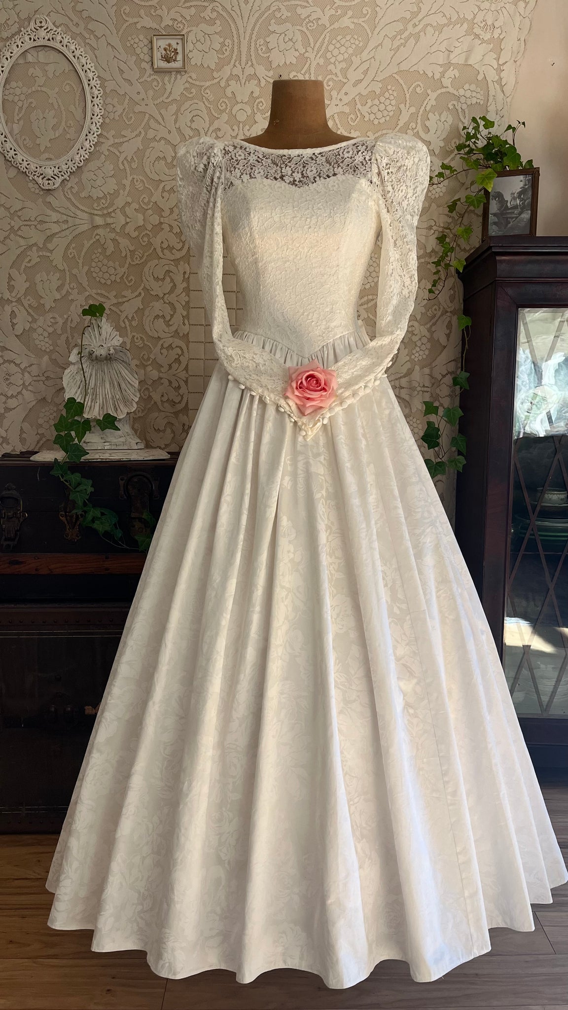 Fairytale 1980's Vintage White Floral Cotton Bridal Gown by Laura Ashl – Strange Vintage Fairytale 1980's Vintage White Floral Cotton Bridal Gown by Laura Ashl – Strange Vintage