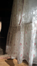 Load image into Gallery viewer, Beautiful 1970’s Vintage Rose Print and Lace Dress
