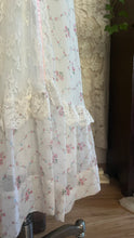 Load image into Gallery viewer, Pretty 1970’s Vintage Rose Print and Lace Dress

