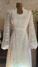 Load image into Gallery viewer, Beautiful 1970’s Vintage Rose Print and Lace Dress
