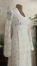 Load image into Gallery viewer, Pretty 1970’s Vintage Rose Print and Lace Dress
