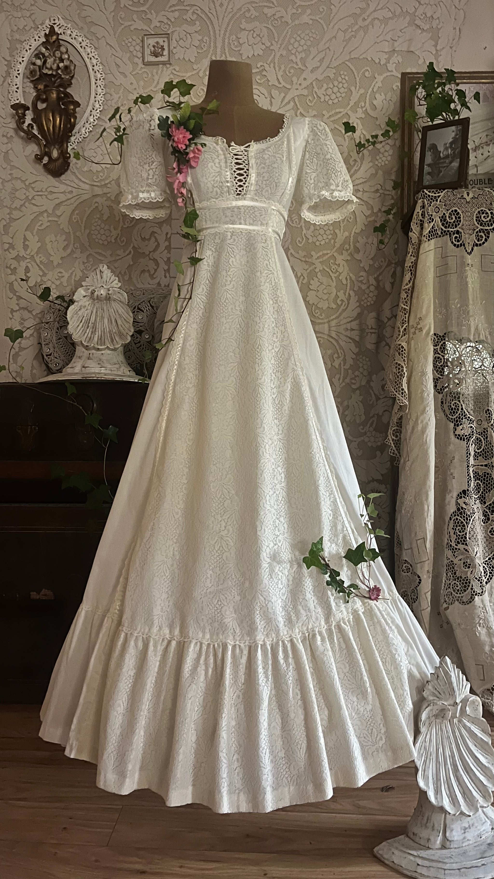 Beauty 1970's vintage white lace and poplin maxi dress – Strange Vintage
