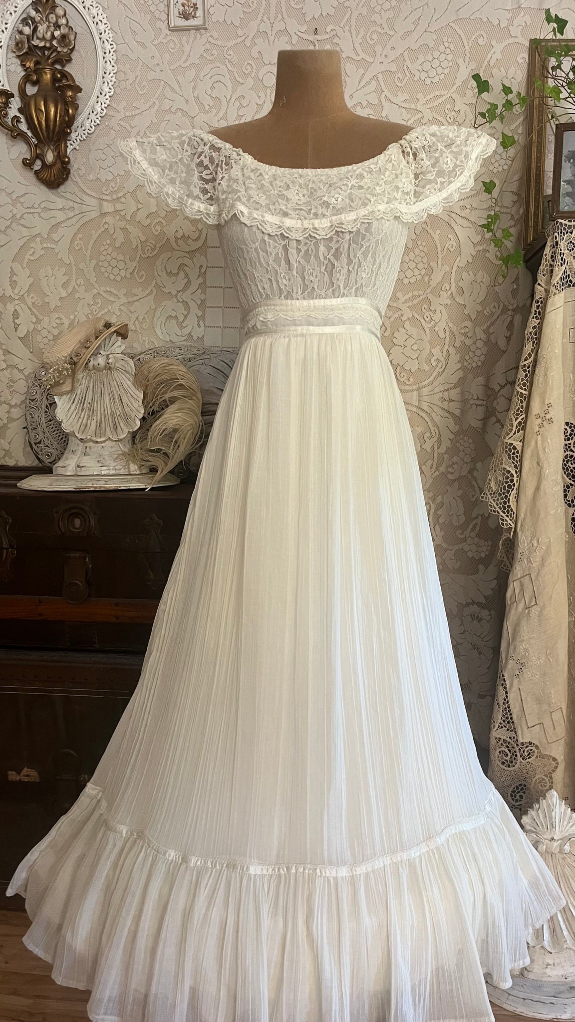 Amazing 1970's Vintage Ivory Crepe Voile and Lace Gunne Sax Flounced S – Strange Vintage