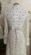 Load image into Gallery viewer, Pretty 1970’s Vintage Rose Print and Lace Dress
