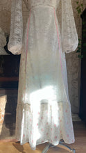Load image into Gallery viewer, Beautiful 1970’s Vintage Rose Print and Lace Dress
