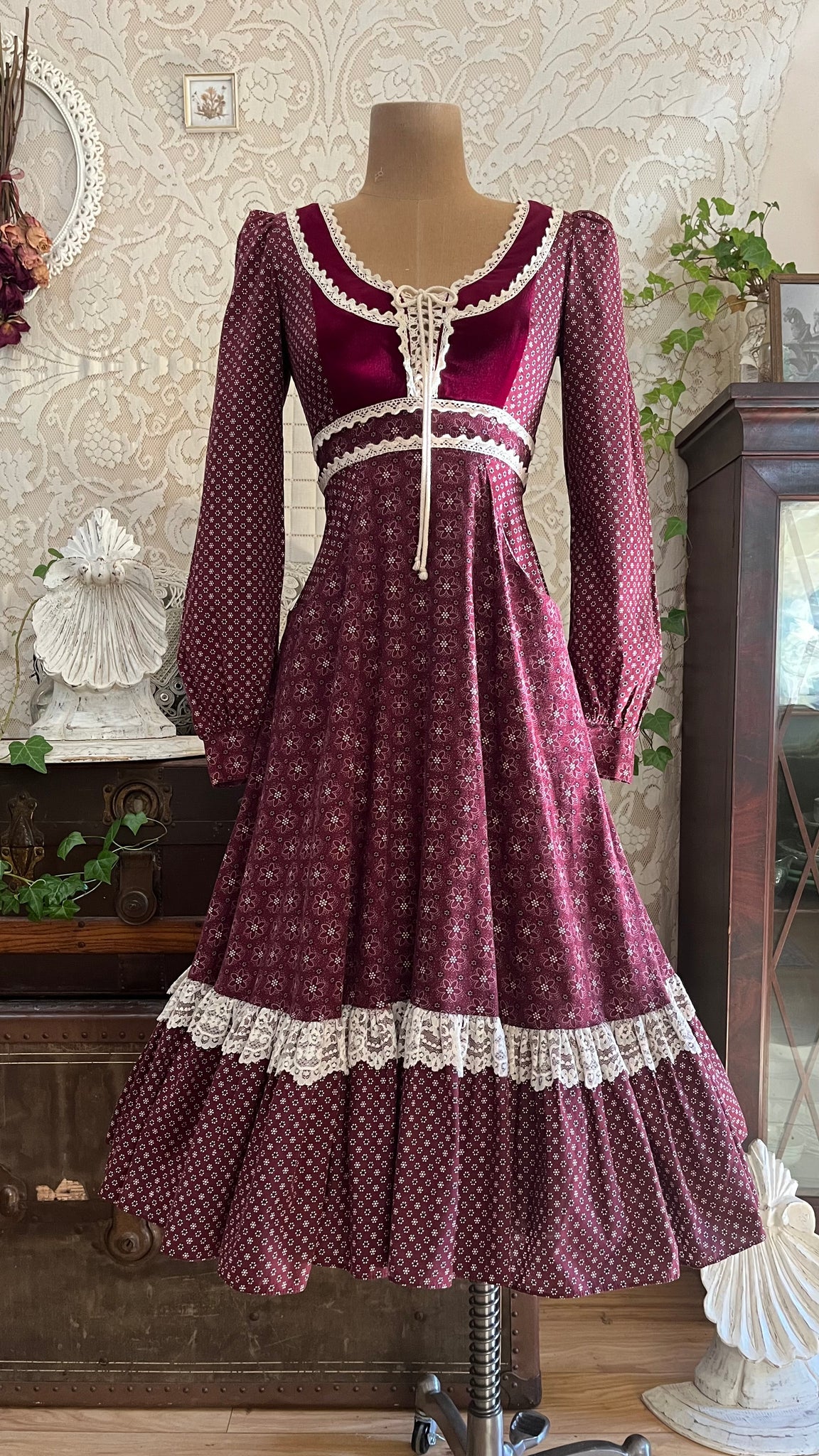 1970's Vintage Burgundy Velveteen and Calico Gunne Sax Midi Dress – Strange Vintage 1970's Vintage Burgundy Velveteen and Calico Gunne Sax Midi Dress – Strange Vintage