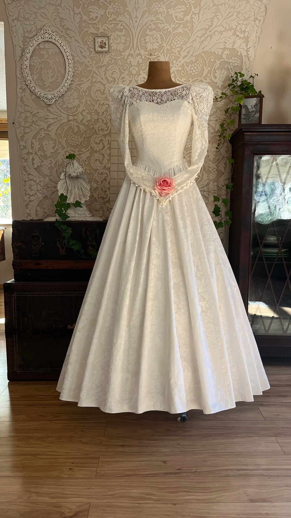 Fairytale 1980's Vintage White Floral Cotton Bridal Gown by Laura Ashl – Strange Vintage Fairytale 1980's Vintage White Floral Cotton Bridal Gown by Laura Ashl – Strange Vintage