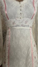 Load image into Gallery viewer, Pretty 1970’s Vintage Rose Print and Lace Dress
