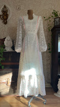 Load image into Gallery viewer, Beautiful 1970’s Vintage Rose Print and Lace Dress
