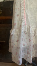 Load image into Gallery viewer, Pretty 1970’s Vintage Rose Print and Lace Dress
