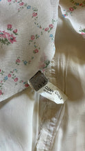 Load image into Gallery viewer, Beautiful 1970’s Vintage Rose Print and Lace Dress
