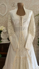 Load image into Gallery viewer, Amazing Larger Size 1970&#39;s vintage ivory poplin and crochet Gunne Sax dress
